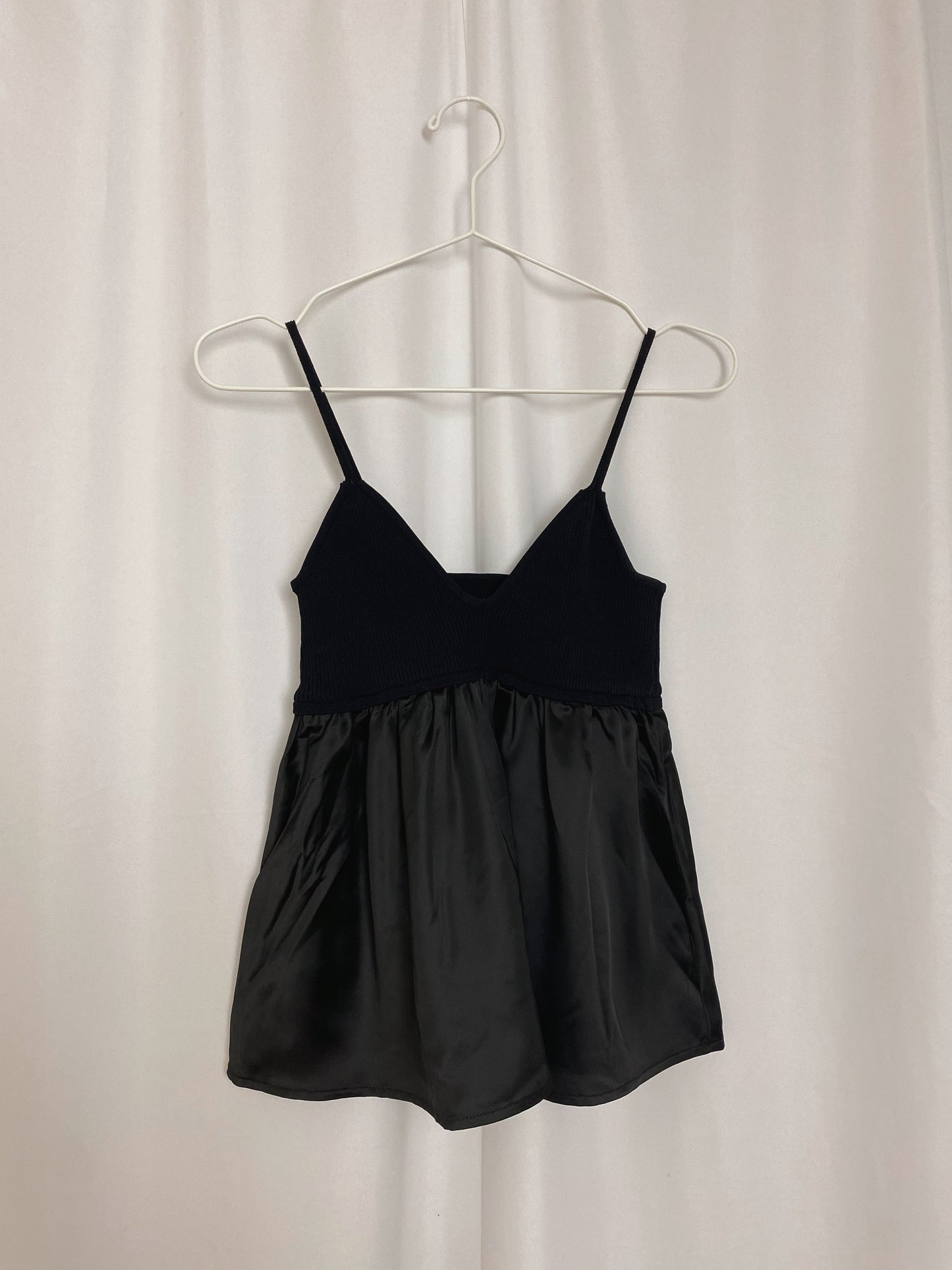 Zoom sur Caraco Lola – Haut noir bi-matière satin et maille | Raffinement texturé