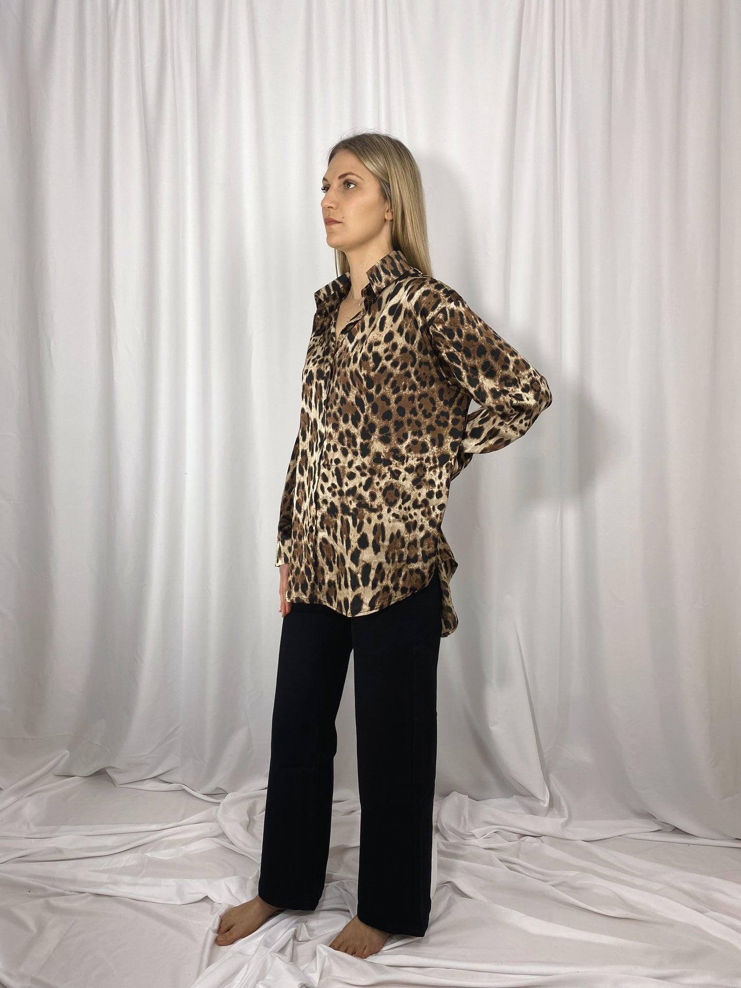 Vue de profil de la blouse léopard fluide Maison Clémentine