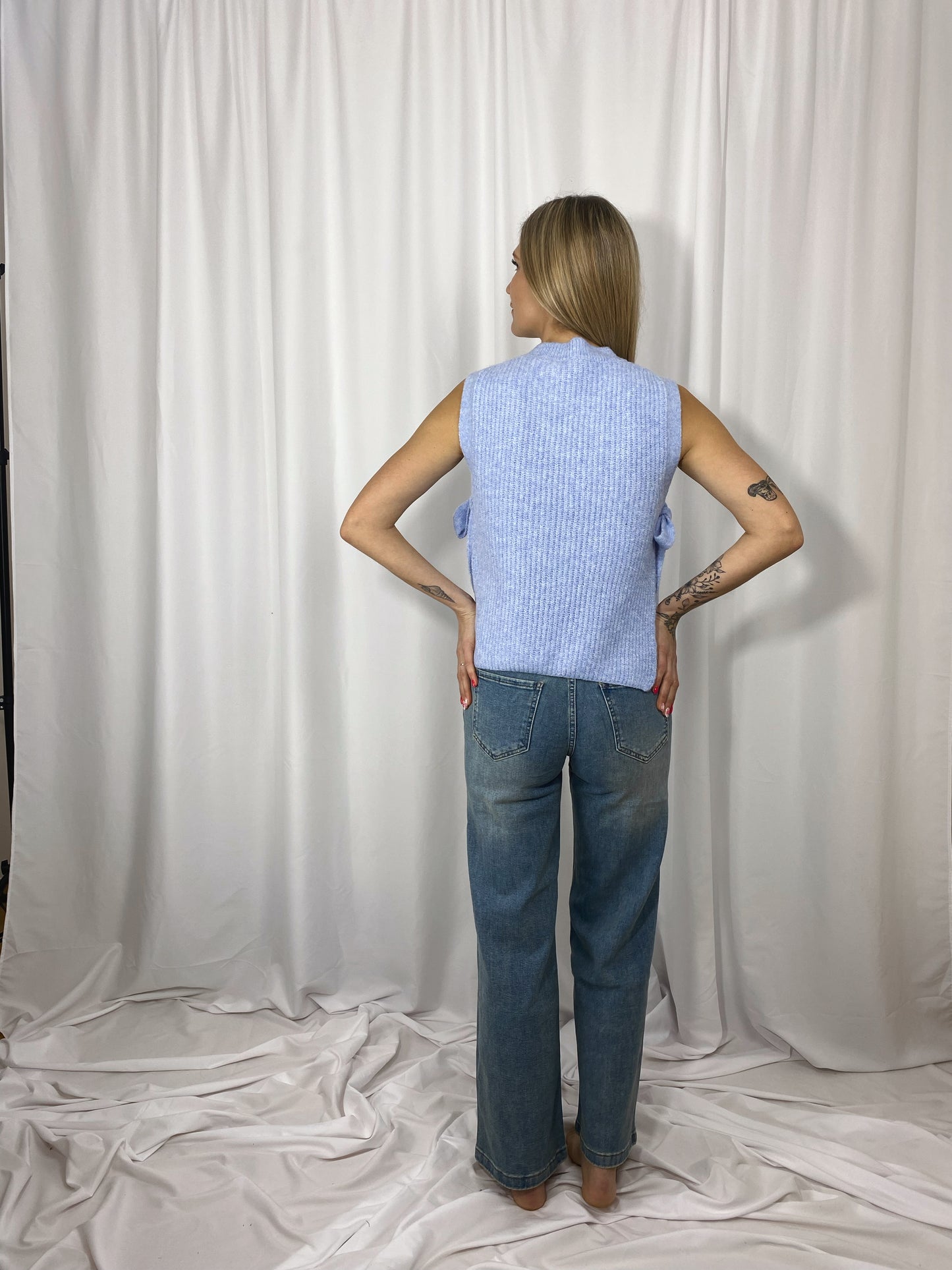 Vue dos du pull Alma bleu avec nœuds sur les côtés