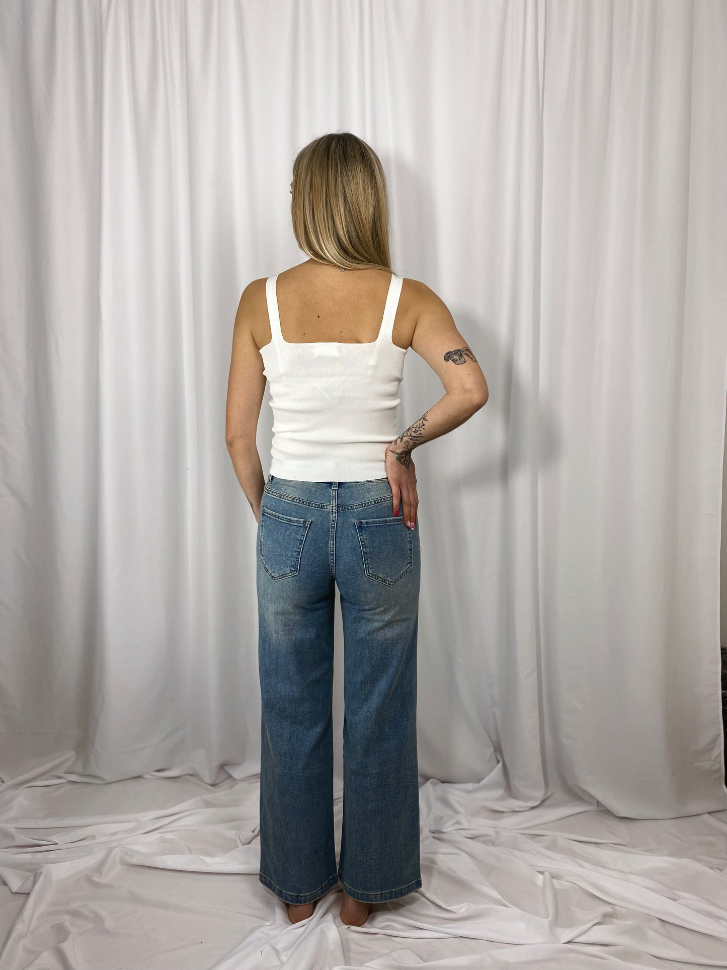 Vue dos du top Ella blanc avec jean bleu Zoé