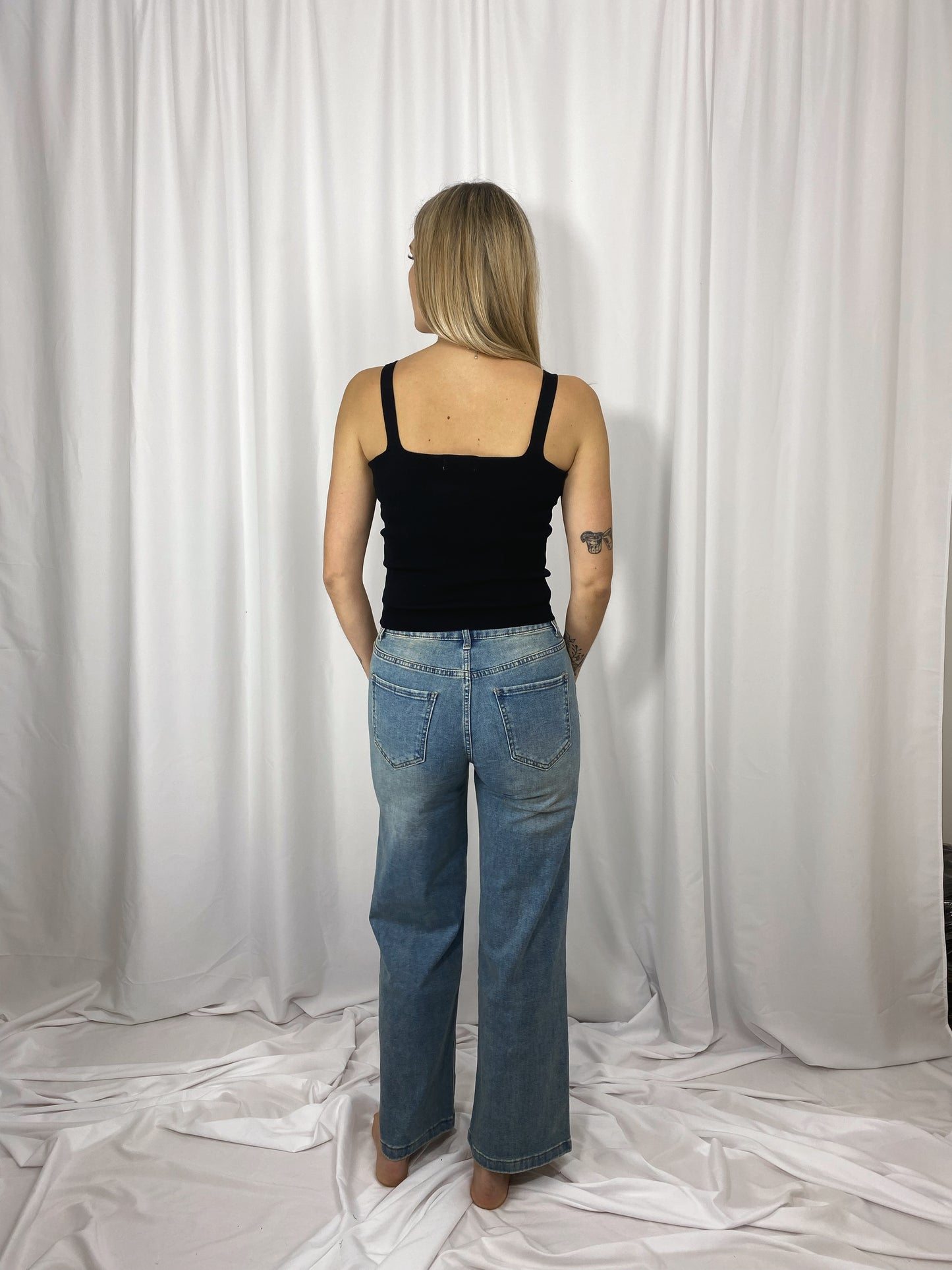 Vue arrière du jean bleu Maison Clémentine porté par Mathilde