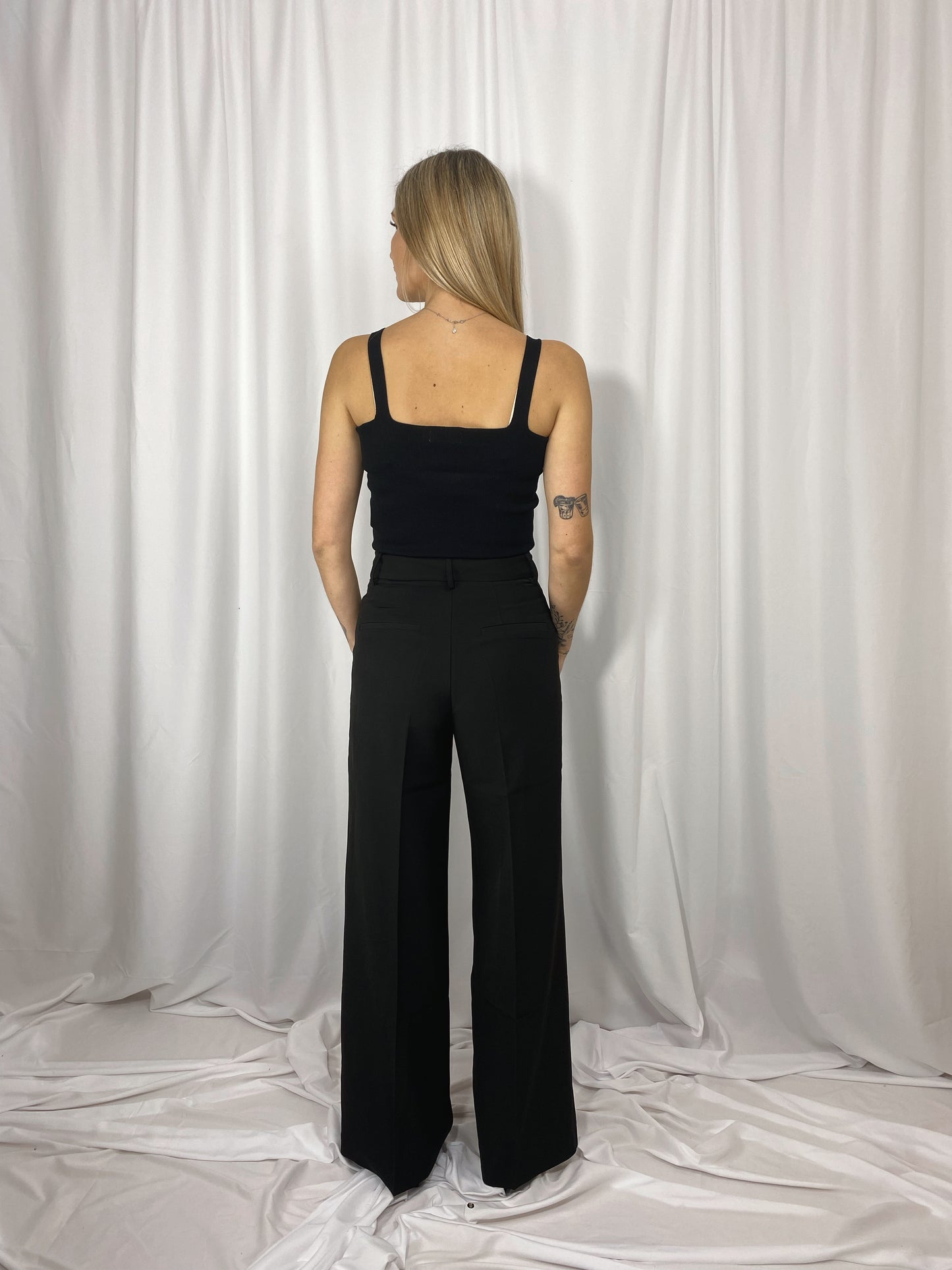 Top noir Ella – vue de dos avec coupe ajustée