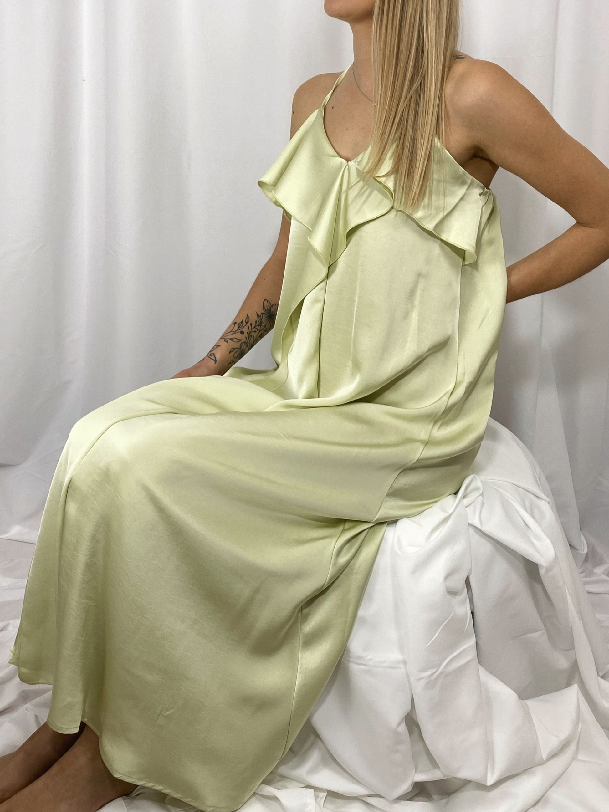 Robe Inès longue amande vue assise – Maison Clémentine
