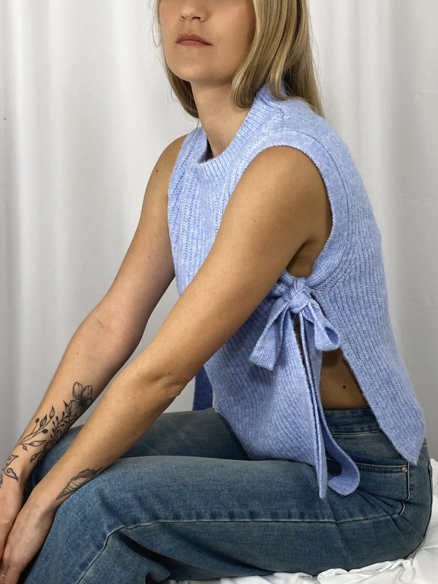 Pull sans manches bleu ciel Alma porté avec jean wide leg

