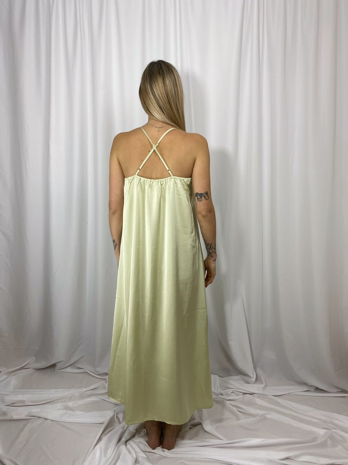 Vue de dos de la robe Inès satinée amande à bretelles croisées
