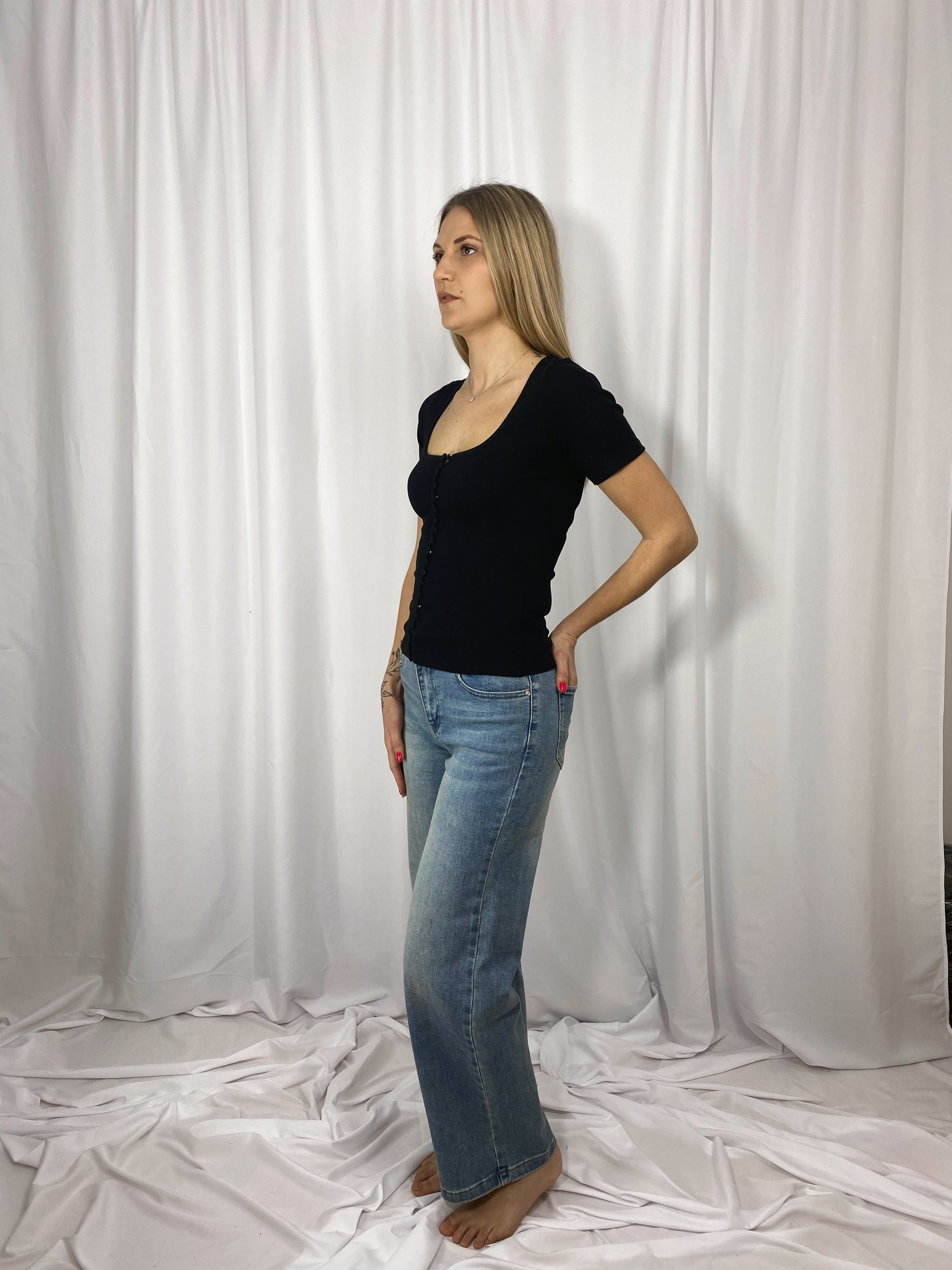 T-shirt noir cintré Nina porté avec un jean taille haute