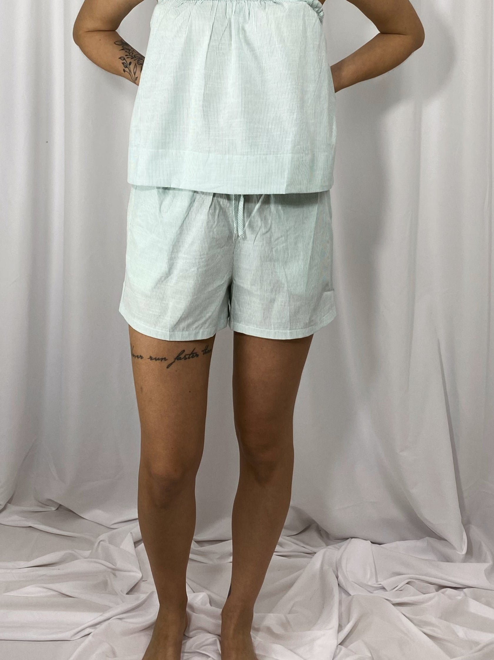 Short vert clair à rayures fines porté avec débardeur Sacha
