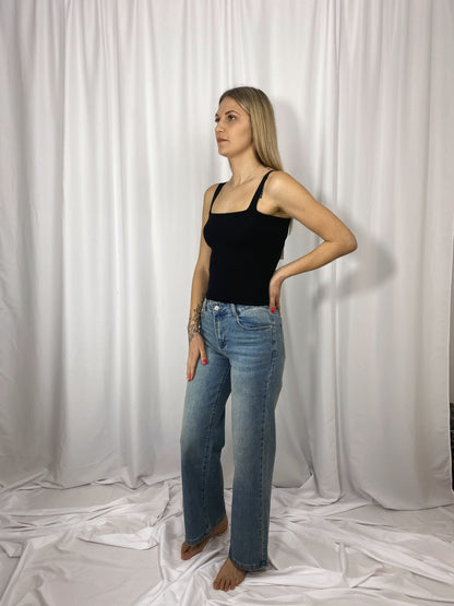 Top noir Ella avec jean bleu Zoé – silhouette décontractée chic
