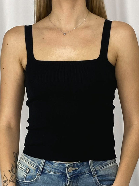 Top noir Ella – vue de face porté avec jean bleu Zoé
