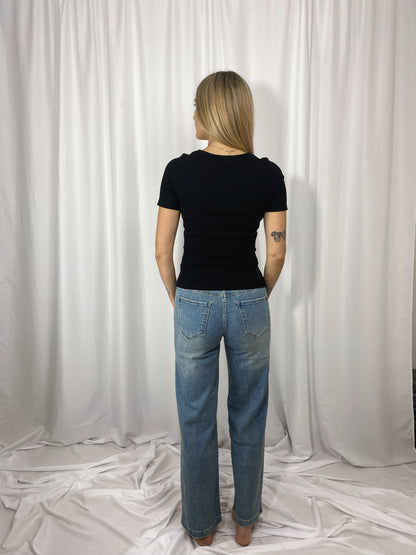 T-shirt noir cintré Nina porté avec un jean taille haute