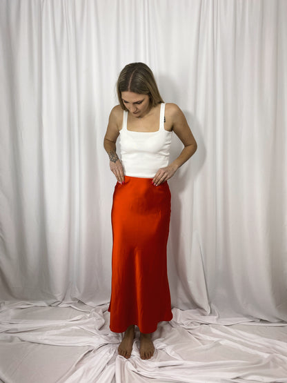 Look lumineux avec jupe rouge orangé Capucine et top blanc

