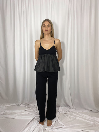 Caraco noir Lola en satin et maille porté avec jean noir
