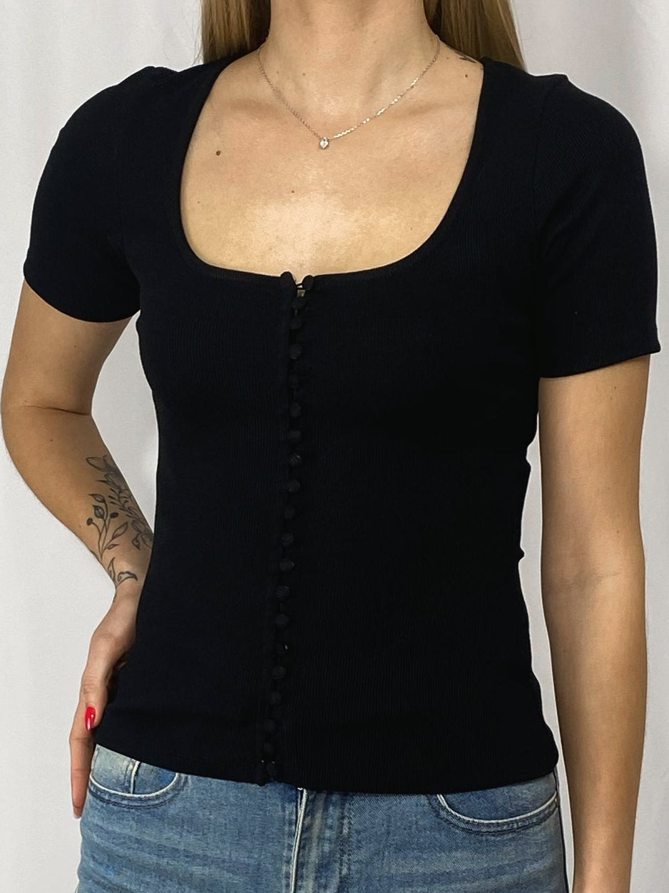 T-shirt noir cintré Nina porté avec un jean taille haute
