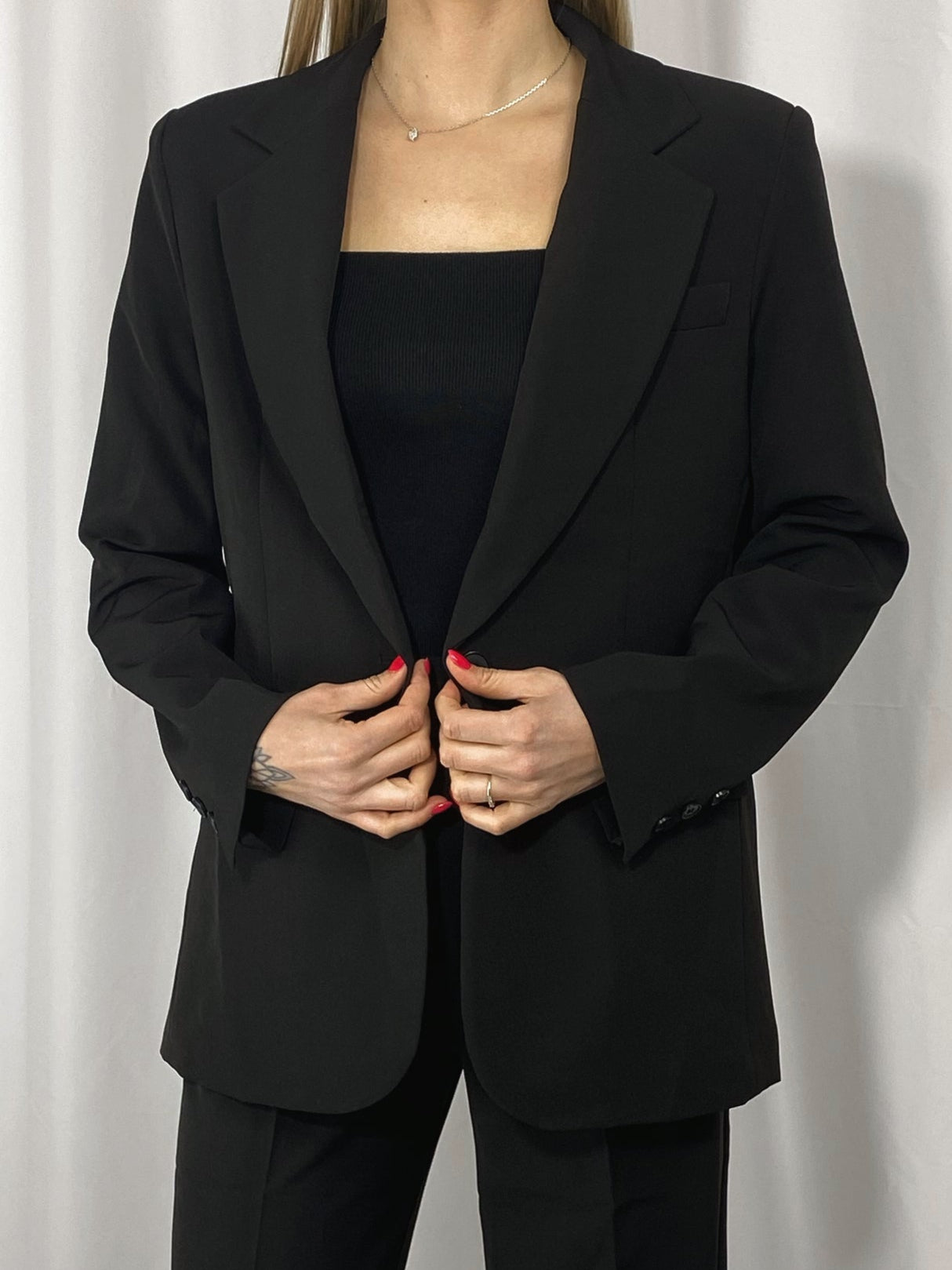 Détail du blazer noir Livia fermé – Maison Clémentine

