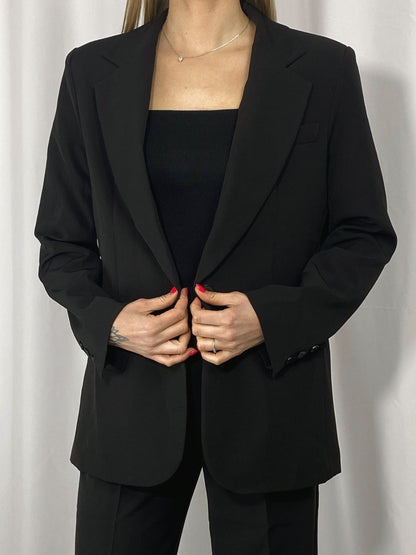 Détail du blazer noir Livia fermé – Maison Clémentine

