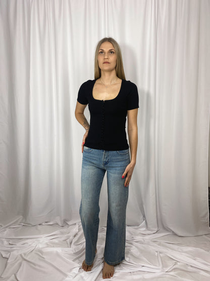 T-shirt noir cintré Nina porté avec un jean taille haute