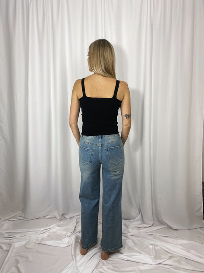 Vue arrière du jean bleu Maison Clémentine porté par Mathilde

