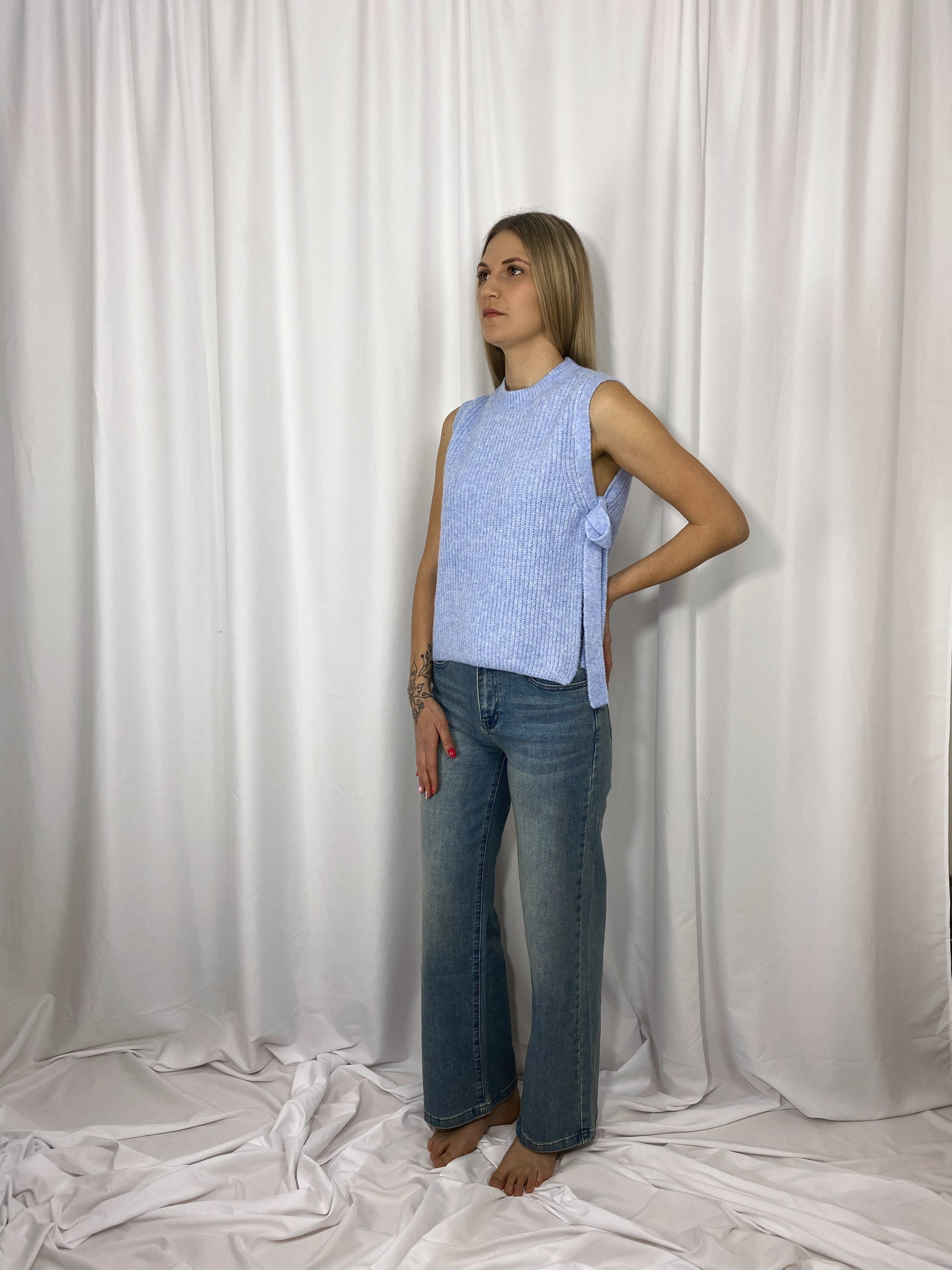 Look pastel Maison Clémentine en maille et denim clair

