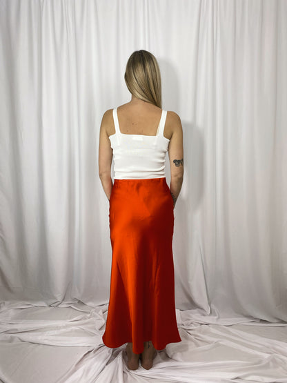 Dos de la jupe satinée Capucine avec top blanc Ella
