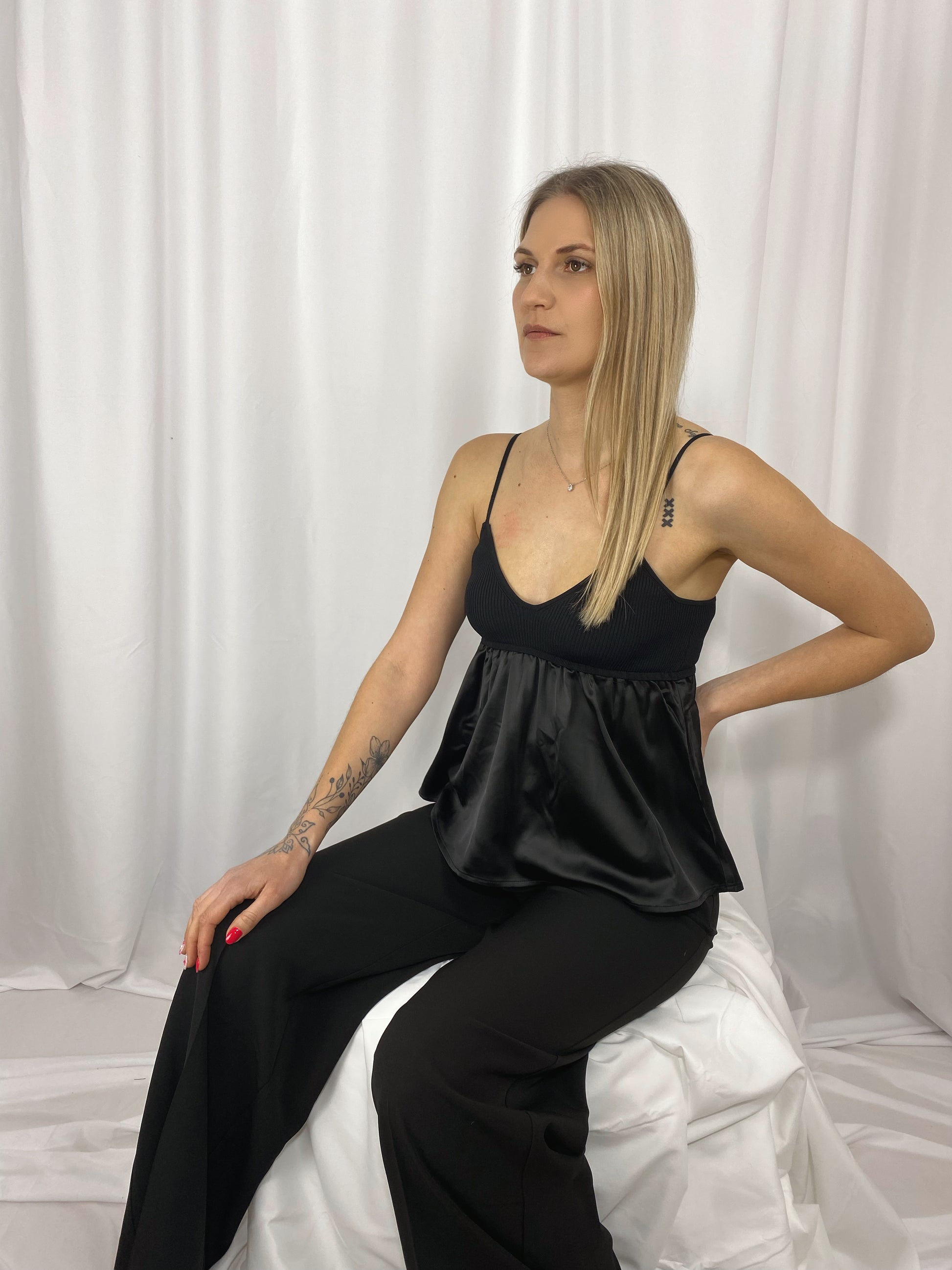 Look Maison Clémentine avec caraco satiné et jean noir

