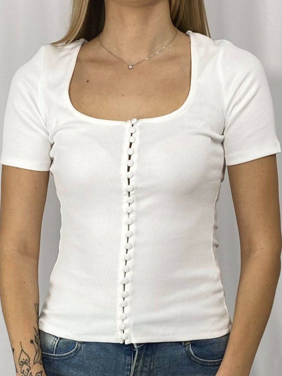 Détail du col carré et des boutons du t-shirt blanc Nina
