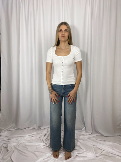 T-shirt Nina blanc cintré porté avec jean
