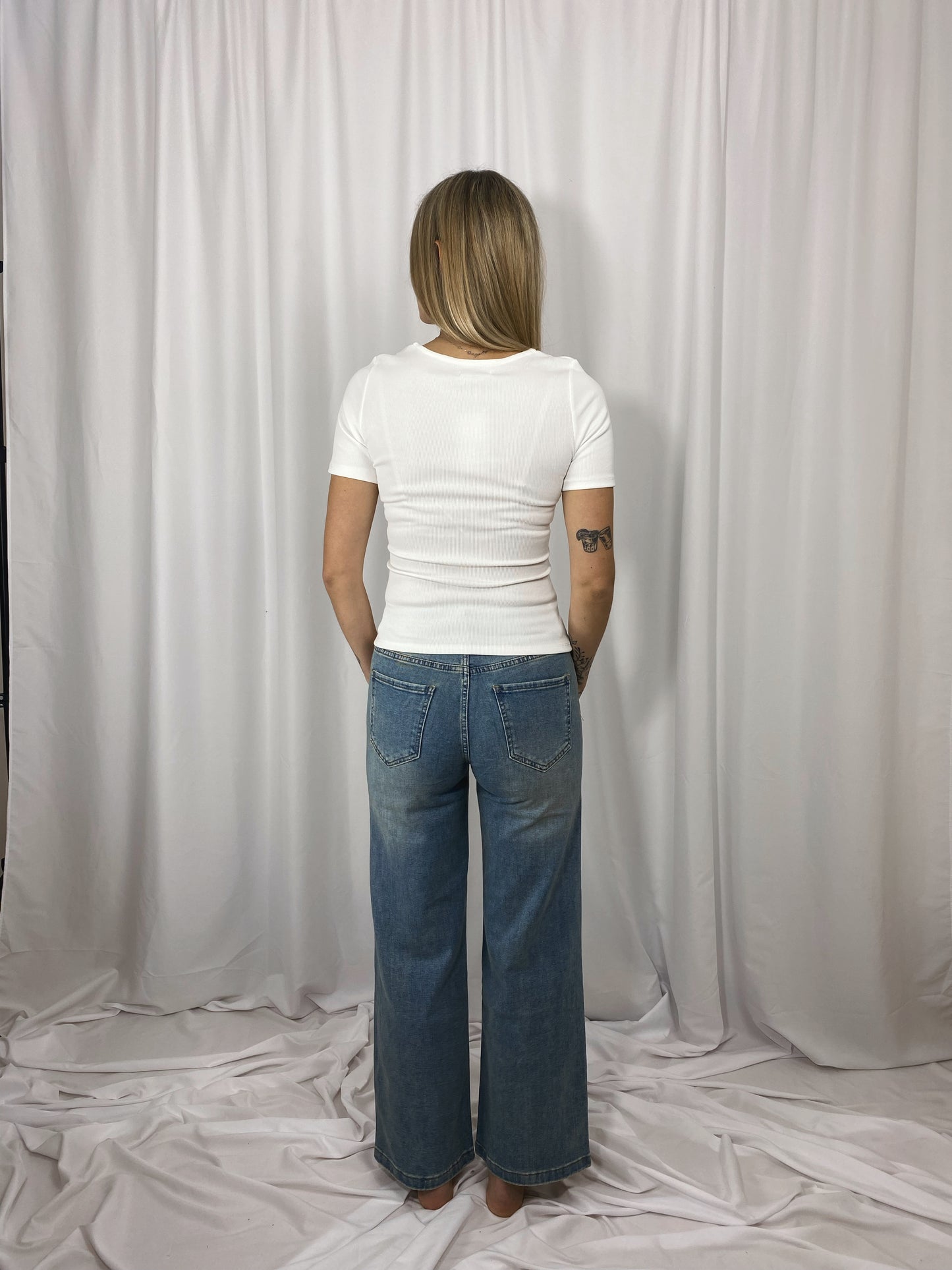 T-shirt Nina blanc cintré porté avec jean
- vue de dos 