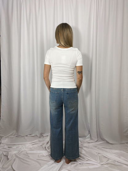 T-shirt Nina blanc cintré porté avec jean
- vue de dos 