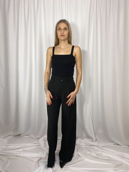 Top noir Ella porté avec pantalon fluide noir Luna – look élégant Maison Clémentine
