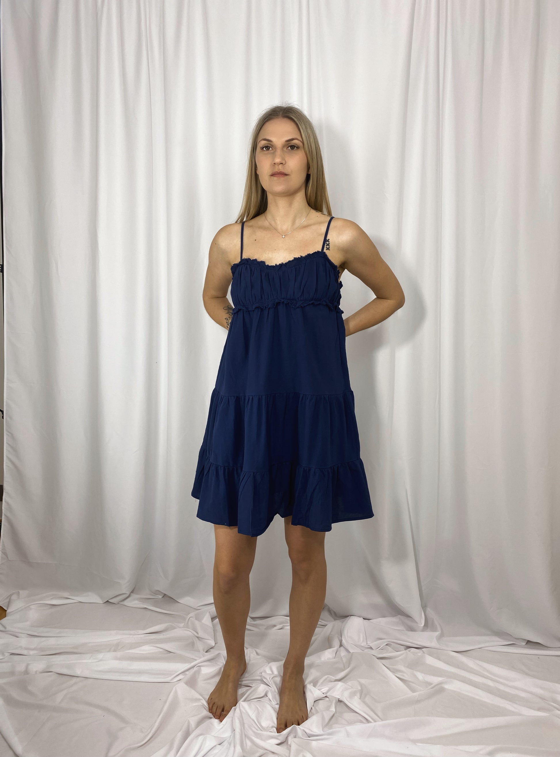 Robe Lucie bleu nuit à fines bretelles – vue de face
