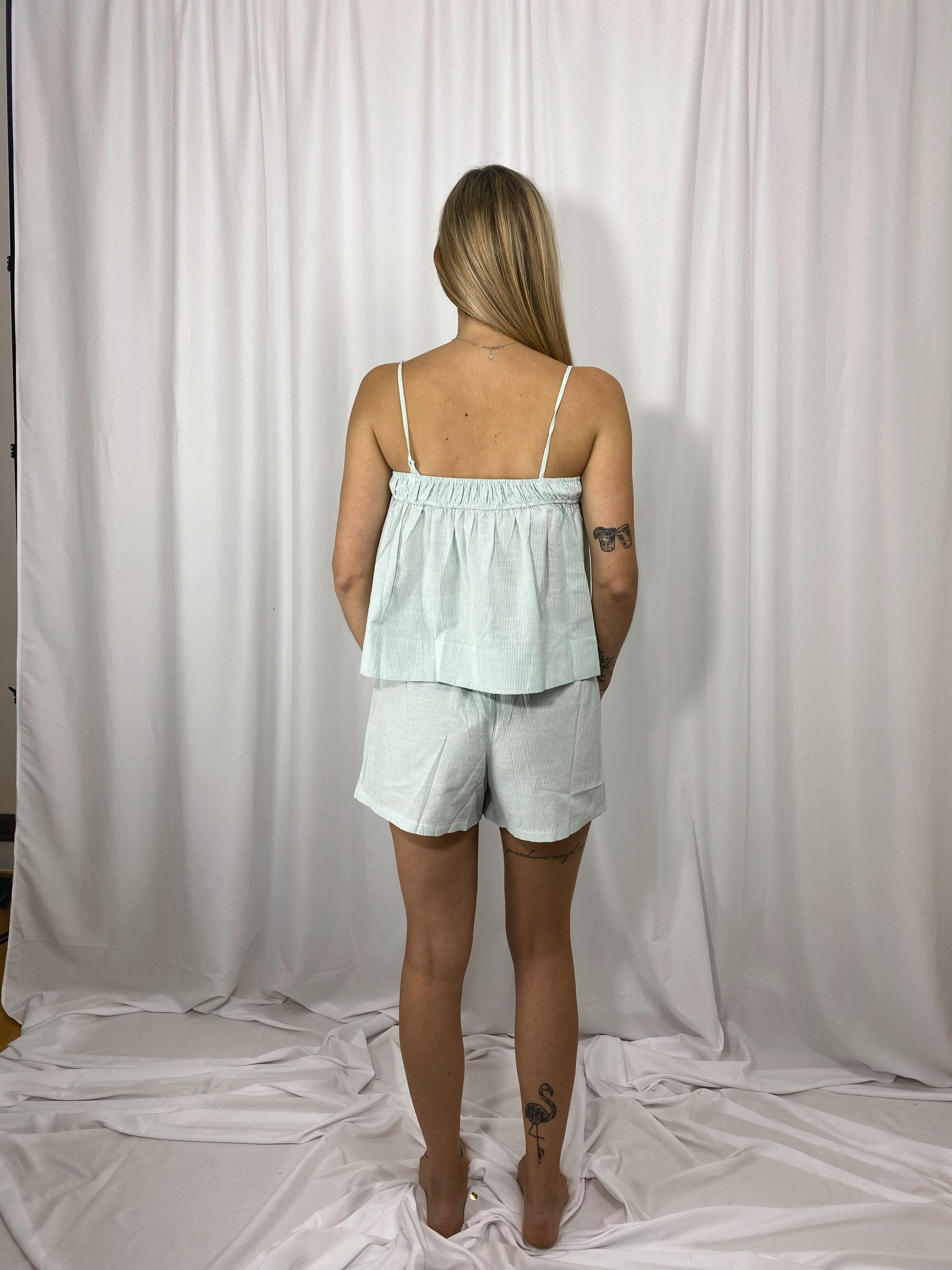 Vue dos short à rayures Sacha avec bretelles
